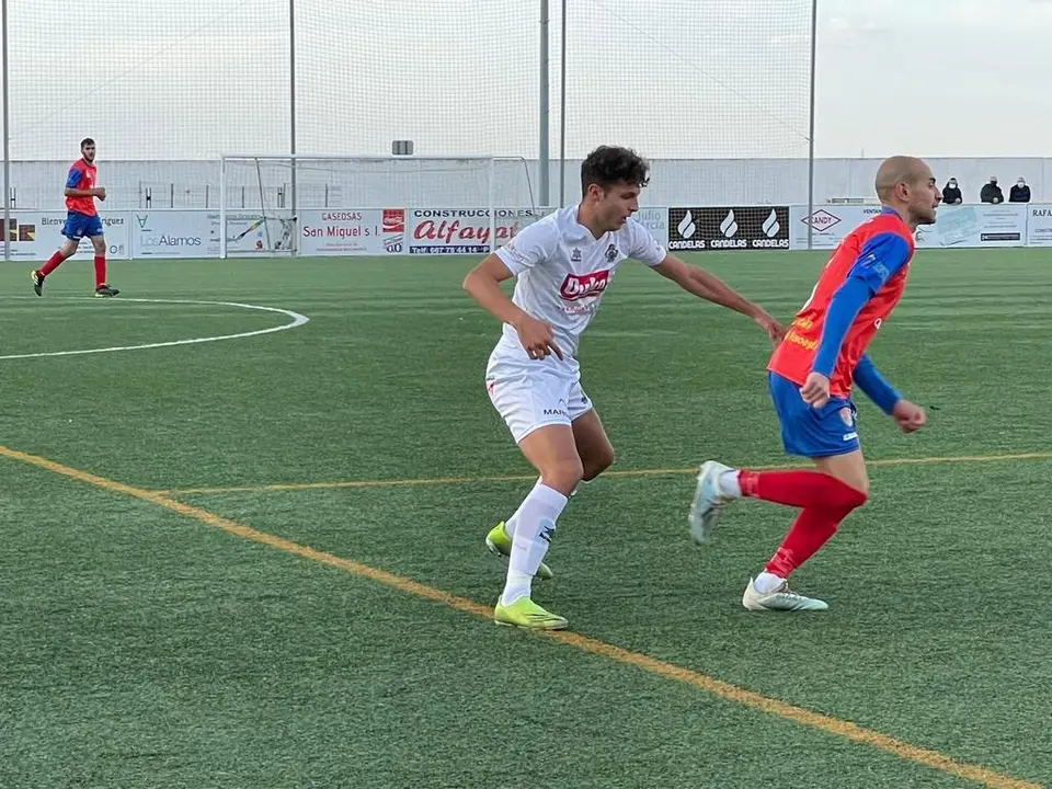 Lance del juego entre el CD Benavente y el CD Peñaranda.