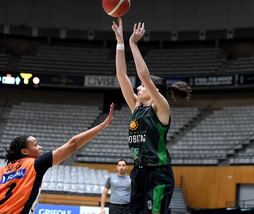 Cristina Hurtado dispara ante la defensa de Chelsea Water, en el partido entre el C Juventut de Badalona y CD Zamarat. | FOTO: C Juventut de Badalona