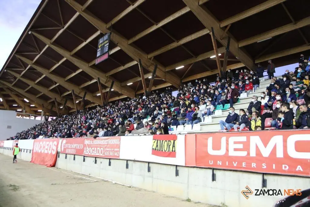 Partido entre el Zamora CF y el Racing de Santander en el Estadio Ruta de la Plata. | FOTO: Marcos Vicente