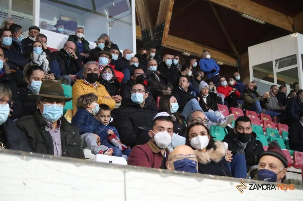 Partido entre el Zamora CF y el Racing de Santander en el Estadio Ruta de la Plata. | FOTO: Marcos Vicente