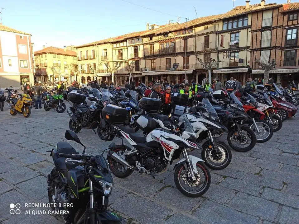 Motos en la Plaza Mayor de Toro como homenaje a las víctimas de accidentes de tráfico.