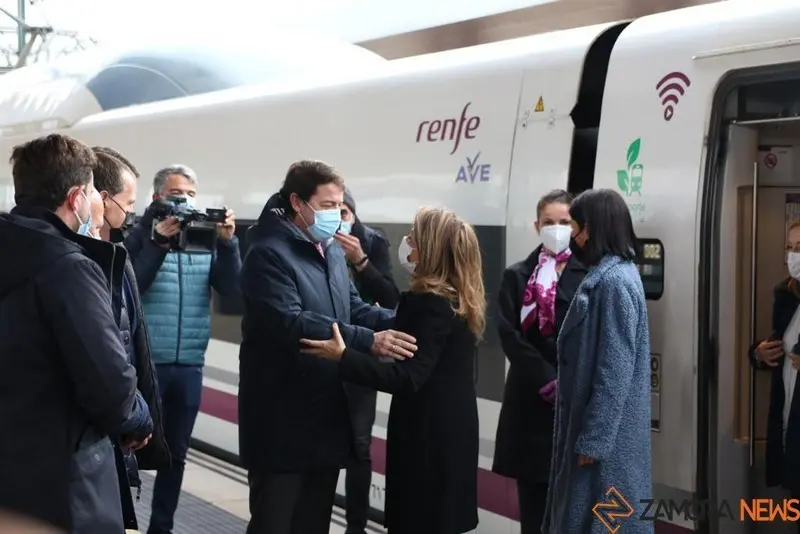 La ministra de Transportes, a su llegada a Zamora, es recibida por el presidente de la Junta. Foto Marcos Vicente