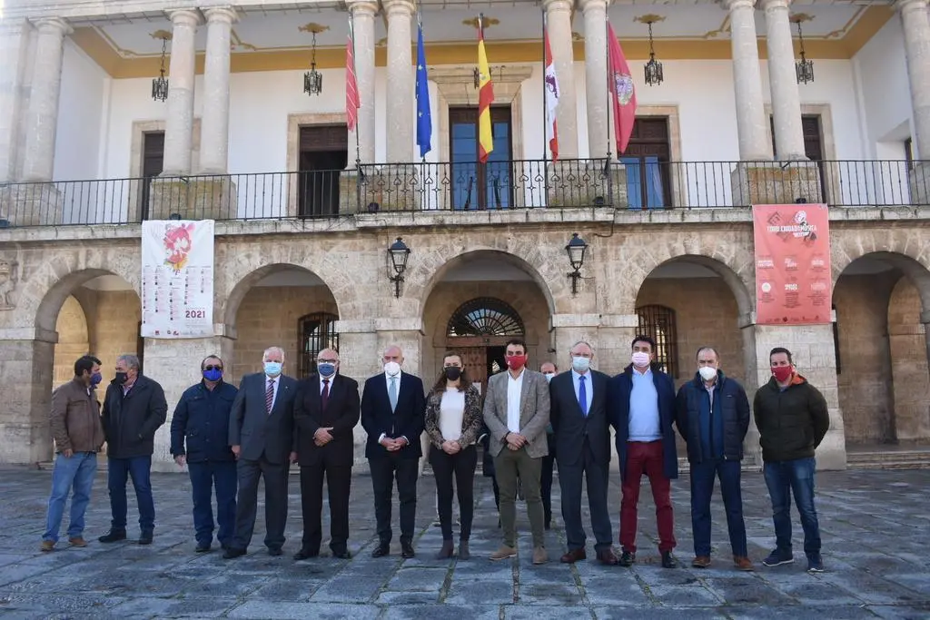 Tomás del Bien posa con las autoridades
