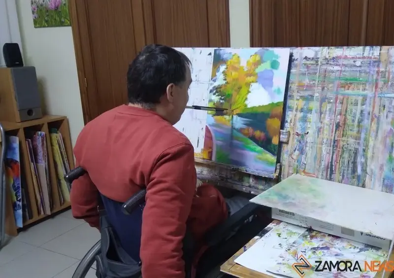 Víctor Berrocal, en su casa pintando uno de sus cuadros