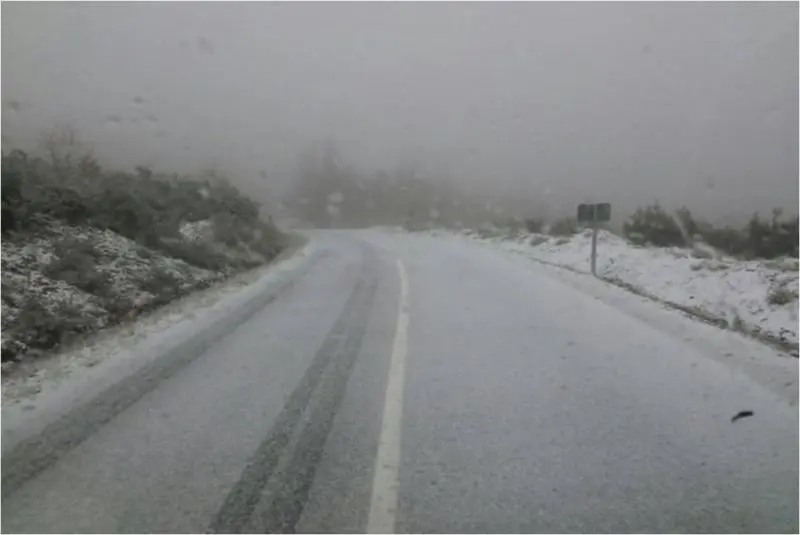 Acceso a la Laguna de los Peces, cubierto de nieve. Foto de Archivo