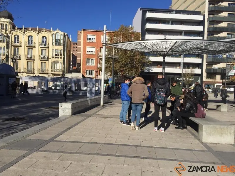 Gente en la Plaza de la Marina