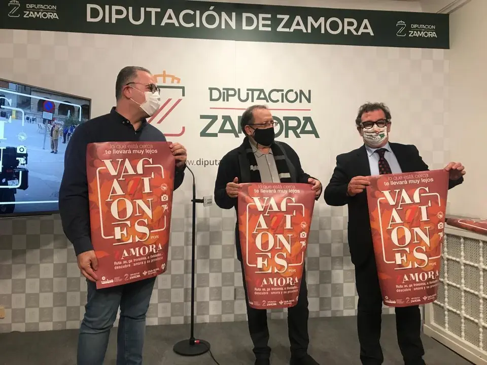 El diputado provincial de Turismo, Jesús María Prada Saavedra, del director de Caja Rural, Narciso Prieto y del representante de AZEHOS, Óscar Somoza presentan "Vacaziones por Zamora".