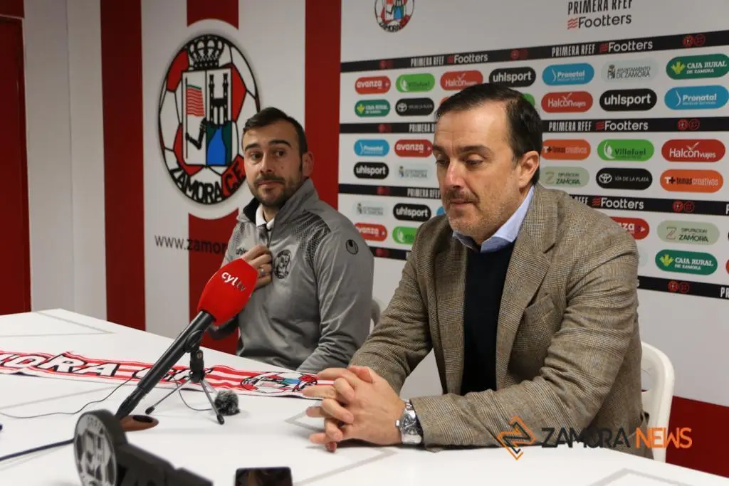 Yago Iglesias, entrenador del Zamora CF en su presentación junto a César Villafañe, director deportivo de la entidad rojiblanca. | FOTO: Marcos Vicente