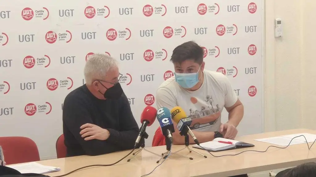 Jerónimo Cantuche y el bombero José Ignacio García, en rueda de prensa en la sede de UGT