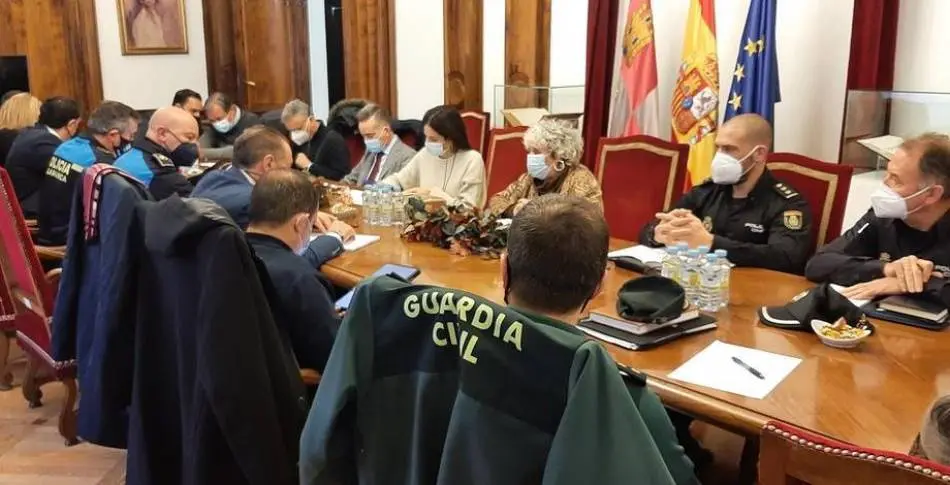 Reunión de la Junta de Seguridad en la que esta mañana se ha abordado la Nochevieja Universitaria. Foto Salamanca al Día.