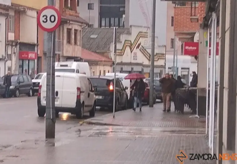 Viandantes por el barrio de Pinilla