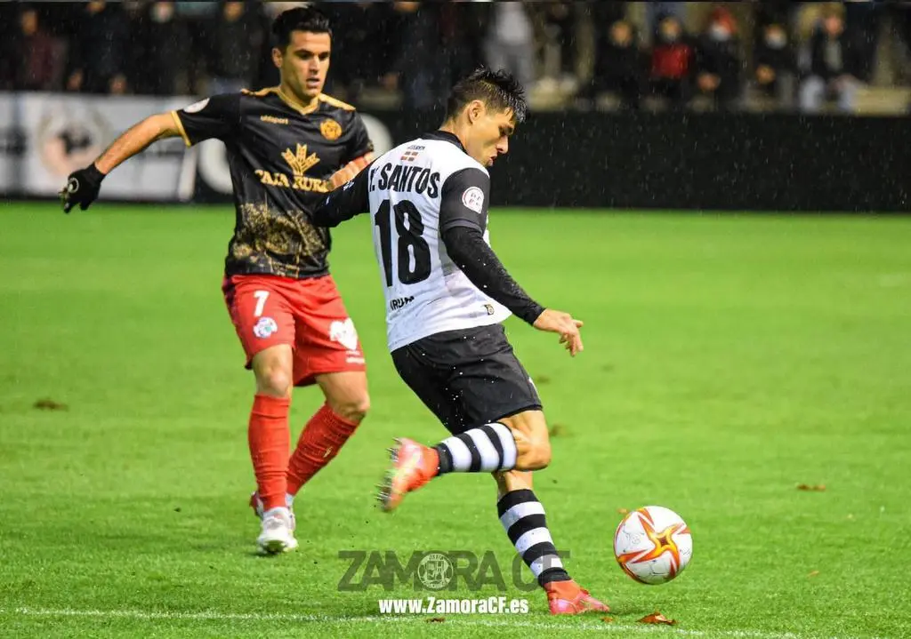 Dani Hernández defiende ante Santos una jugada Del Real Unión de Irún. | FOTO: Zamora CF