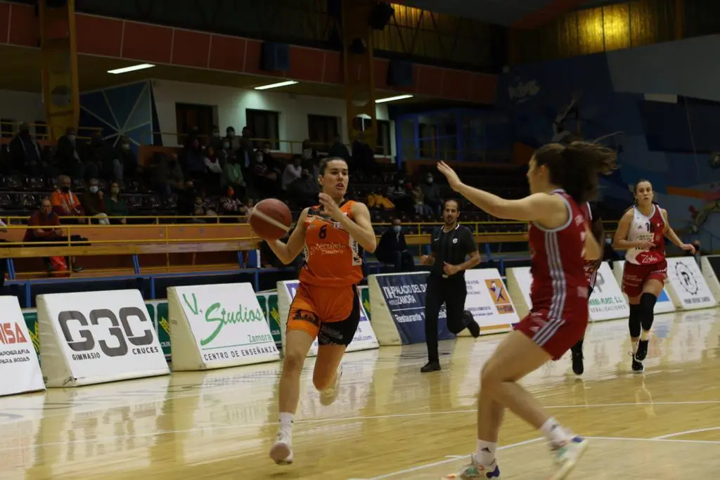 María Barneda maneja la bola ante la defensa del Celta Baloncesto. | FOTO: Marcos Vicente