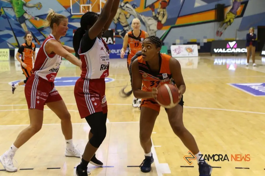 Victoria en casa del CD Zamarat ante el Celta Baloncesto. | FOTO: Marcos Vicente