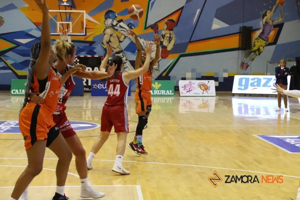 Victoria en casa del CD Zamarat ante el Celta Baloncesto. | FOTO: Marcos Vicente