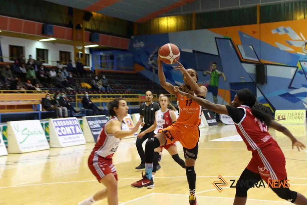 Victoria en casa del CD Zamarat ante el Celta Baloncesto. | FOTO: Marcos Vicente