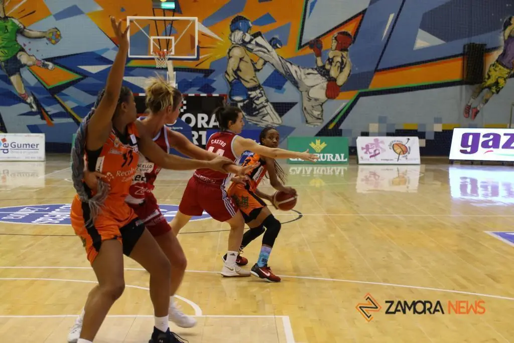 Victoria en casa del CD Zamarat ante el Celta Baloncesto. | FOTO: Marcos Vicente