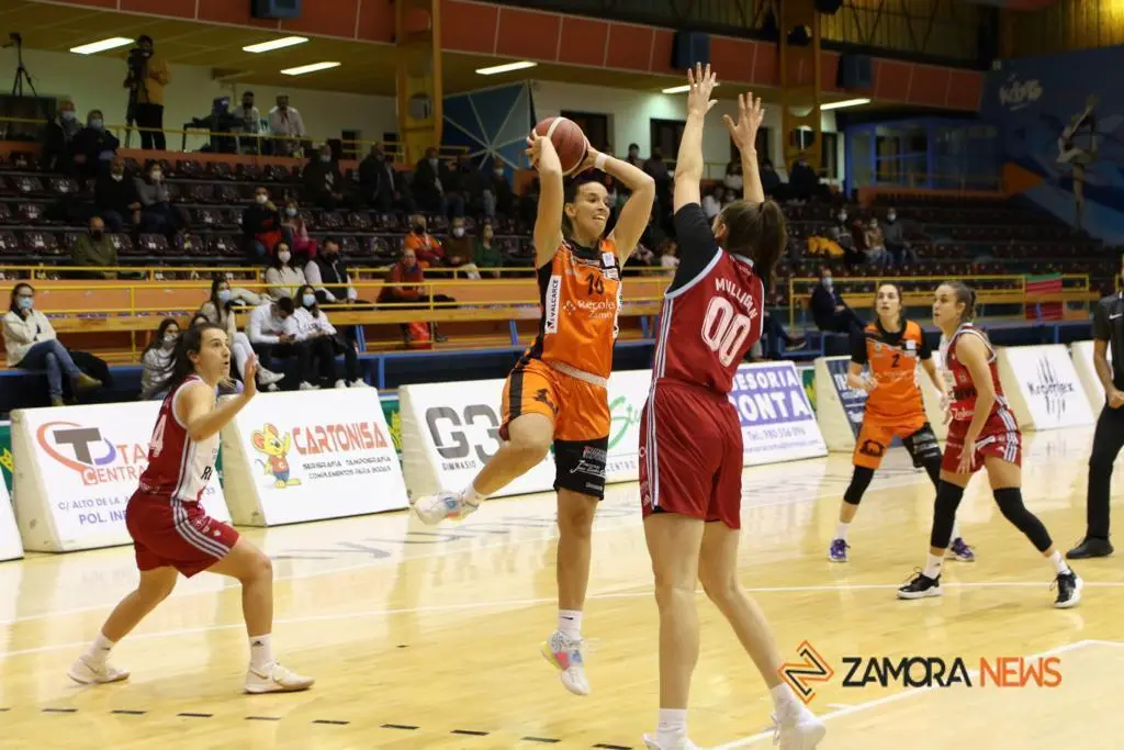 Victoria en casa del CD Zamarat ante el Celta Baloncesto. | FOTO: Marcos Vicente