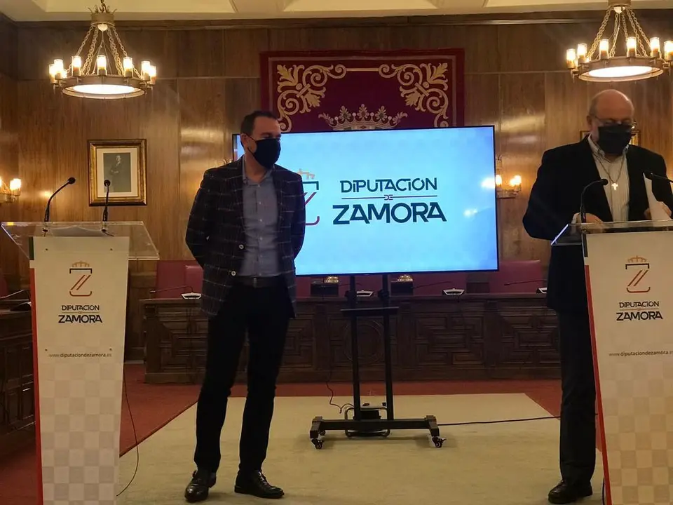 El presidente de la Diputación, Francisco Requejo, y el director del Centro Menesiano Zamora Joven, Justino Santiago.