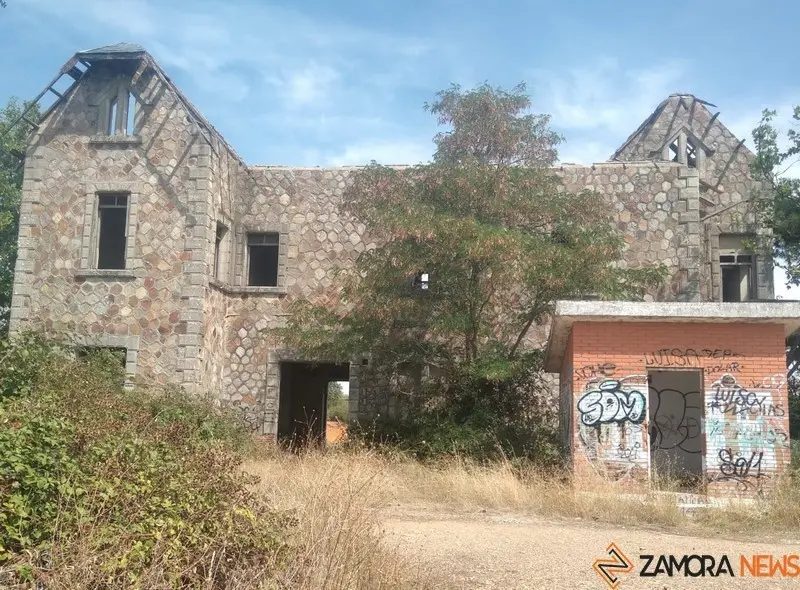 Estación de ferrocarril en ruinas en Losacio