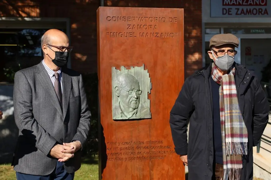 Miguel Manzano posa junto a su escultura, obra de Ricardo Flecha. | FOTO: Marcos Vicente