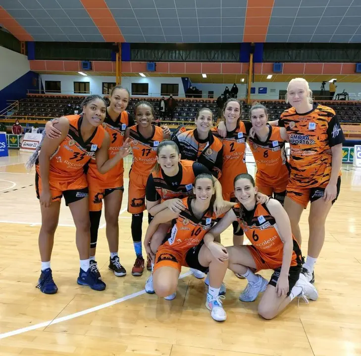 Las jugadoras del CD Zamarat celebran la victoria ante Vigo. | FOTO: CD Zamarat