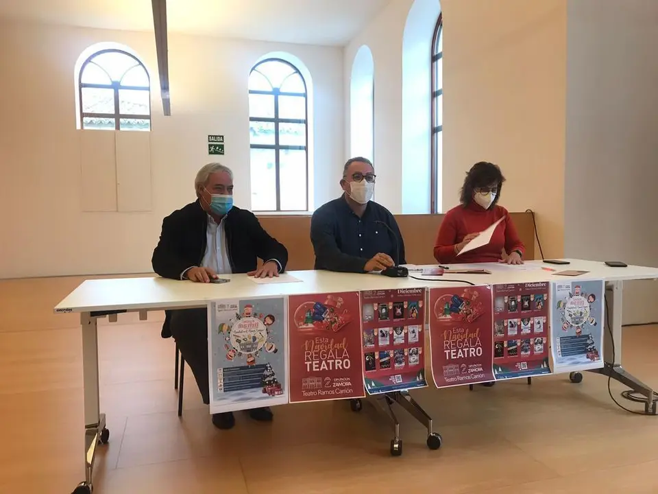 El diputado de Educación, Cultura, Deporte, Turismo y Promoción del Territorio, Jesús María Prada Saavedra (centro), la directora del Teatro, Angélica Marcos (derecha) y el gerente de Desarrollo de Negocio Zamora del Grupo EULEN, Alfonso De la Fuente (izquierda). FOTO: Zamora News