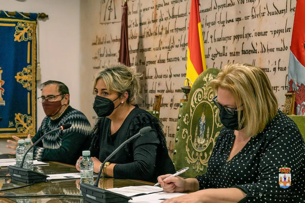 Patricia Martín, acompañada por la concejala de Cultura, Marian Martínez y el concejal de Deportes, Fernando Marcos, en el Ayuntamiento de Benavente