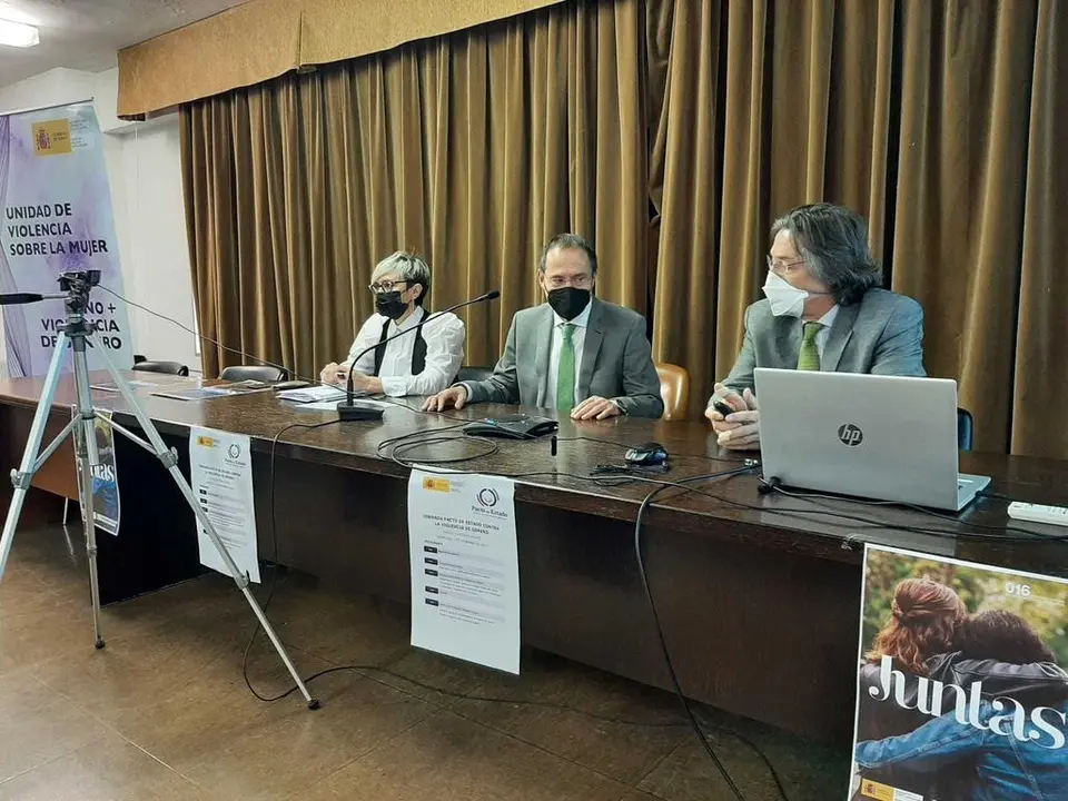 El subdelegado del Gobierno durante la jornada sobre violencia de género en el Colegio Universitario