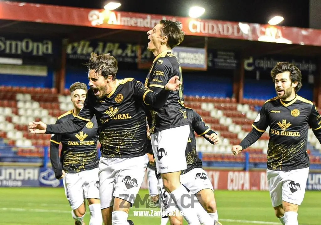 Celebración de un gol del Zamora CF ante el Extremadura UD, en Copa del Rey. | FOTO: Zamora CF
