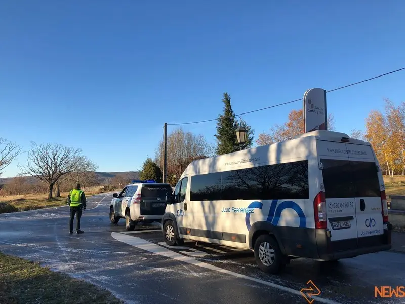 El autobús auxiliado por la Guardia Civil. Foto cedida