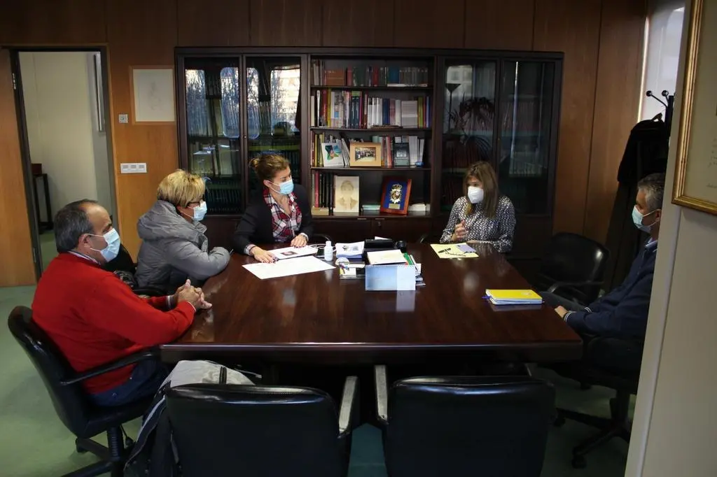 Reunión de la delegada territorial con la alcaldesa de Moraleja del Vino...