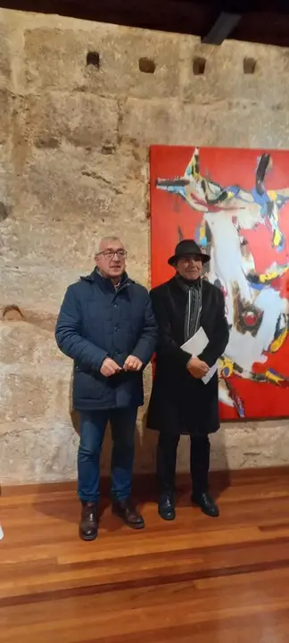 El alcalde de Puebla posa con el autor de la muestra, Pablo Sáez
