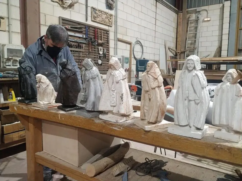Imagen de las figuras sobre la capa alistana que lucen ya en el local de la asociación. Fotografía: Asociación para la Promoción y el Estudio de la Capa Alistana
