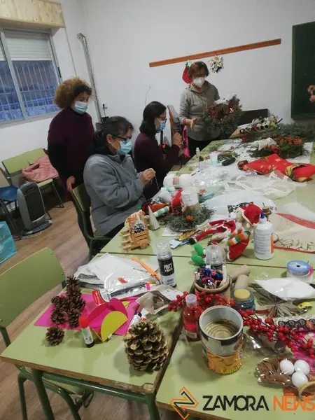 Mujeres de la Asociación preparan los adornos navideños