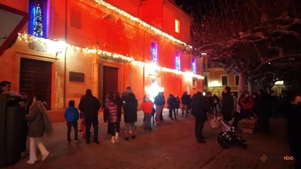 Imagen de la cola en la plaza Viriato para hacerse una instantánea en el Photocall dispuesto por la Diputación