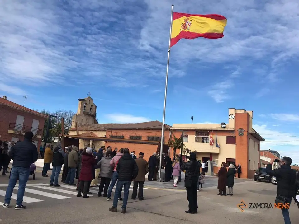 La bandera de España preside la nueva Plaza Mayor de Roales.