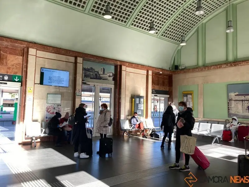 Zamoranos a la espera de la llegada del tren Alvia Madrid