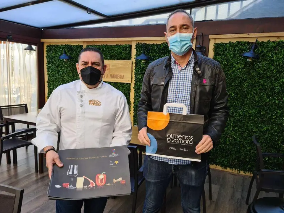 Reparto de salvamanteles dentro del programa “A Mesa Puesta con los Alimentos de Zamora”