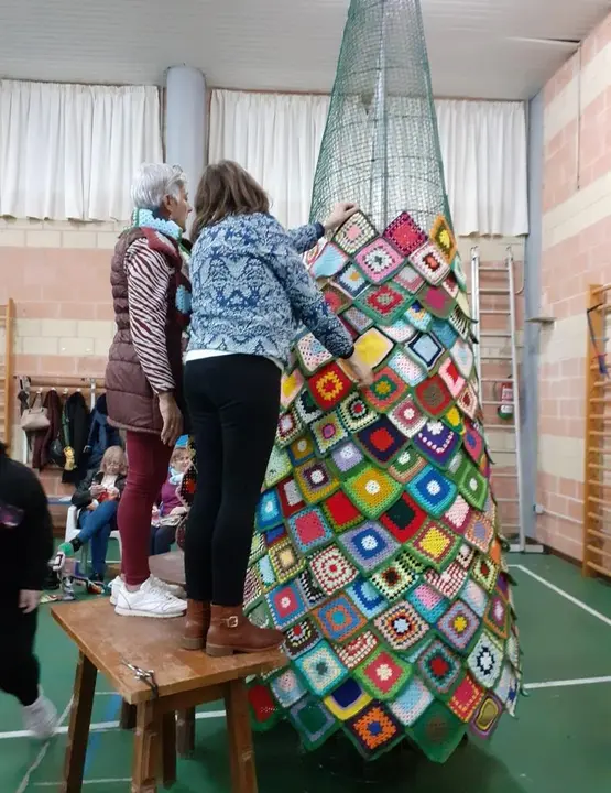 Árbol de ganchillo realizado por las Águedas de San José Obrero. Fotografía: CEDIDA