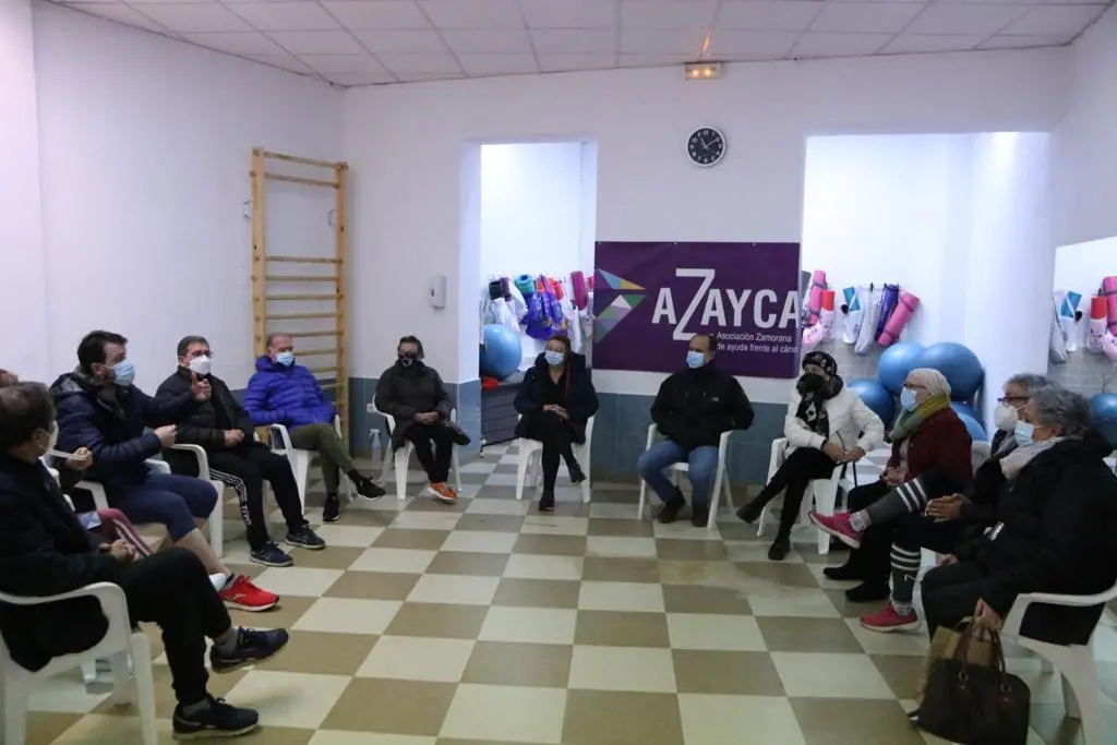 Visita a AZAYCA de Fernando Rivera, jefe del Servicio de oncología del Hospital Valdecilla de Santander. | FOTO: Marcos Vicente