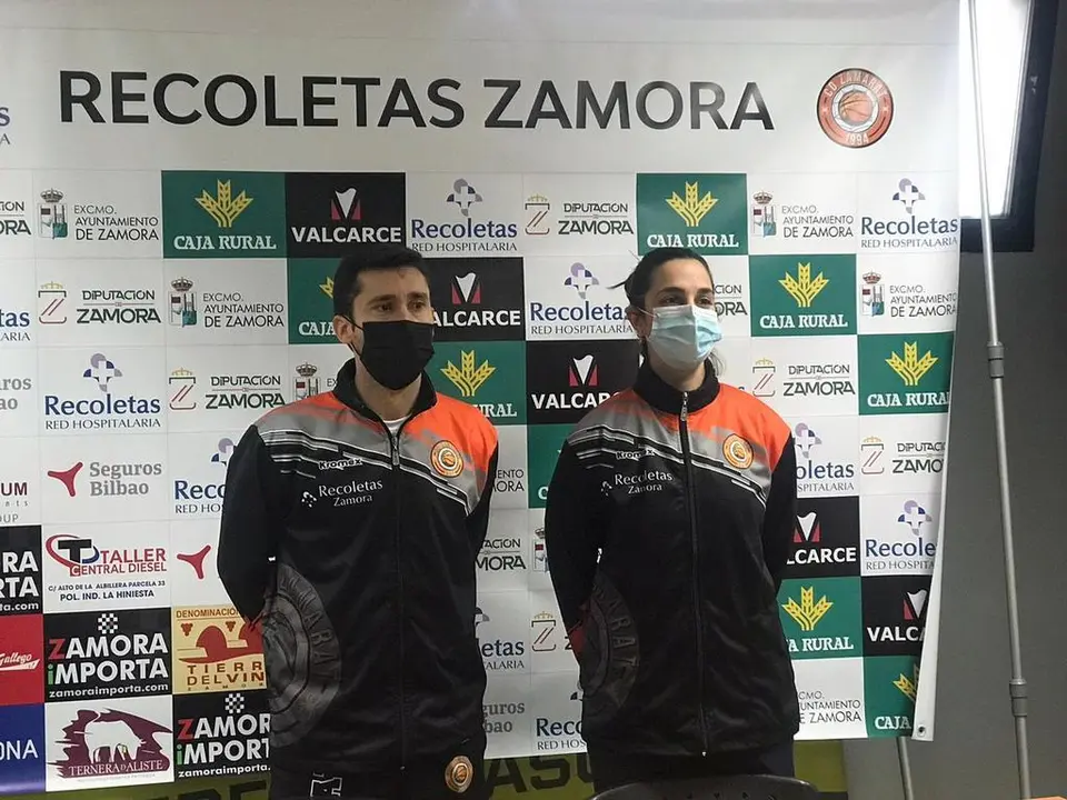 Jacinto Carbajal (entrenador del CD Zamarat) y Clara Ché (jugadora naranja) atienden a los medios de comunicación en el pabellón Ángel Nieto. | FOTO: Héctor Barrueco