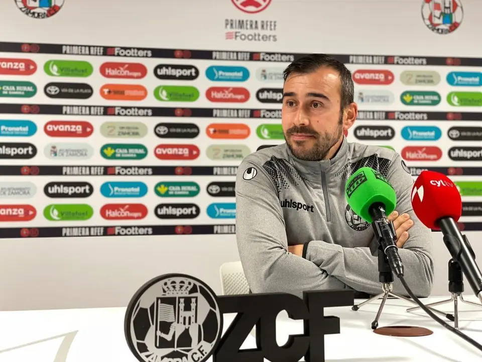 Yago Iglesias, entrenador del Zamora CF en sala de prensa. | FOTO: Zamora CF