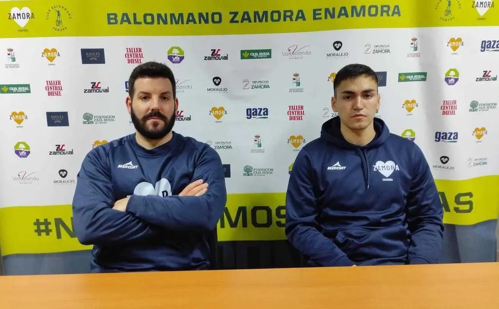 Iván López (entrenador del BM Zamora) y Diego Pérez (jugador pistacho) atienden a los medios de comunicación. | FOTO: BM Zamora