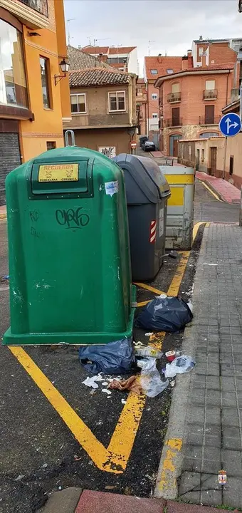 Bolsas fuera de los contenedores en Benavente
