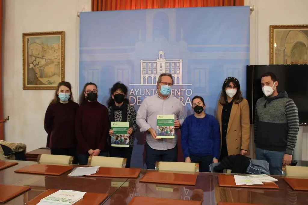 El alcalde y la concejal de Personal posan con los representantes de la Fundación Personas