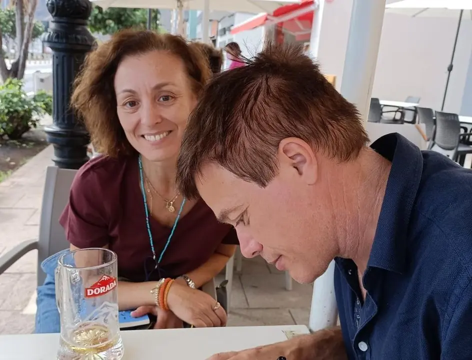 Fernando Camacho firmando un ejemplar del libro