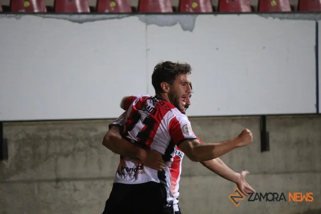 Losada celebra su tanto en el partido entre el Zamora CF y la Cultural Leonesa. | FOTO: Marcos Vicente