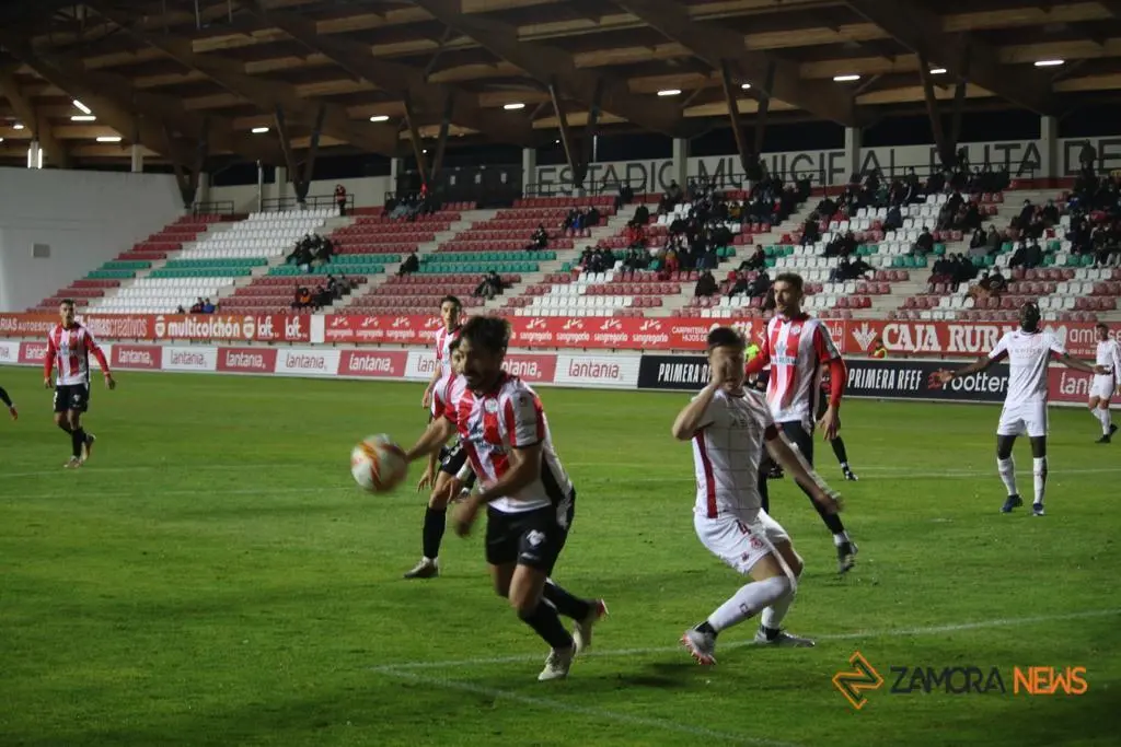 Partido entre el Zamora CF y la Cultural Leonesa. | FOTO: Marcos Vicente