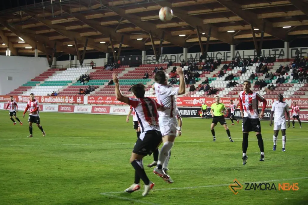 Partido entre el Zamora CF y la Cultural Leonesa. | FOTO: Marcos Vicente